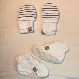 Goumi mitts and booties set